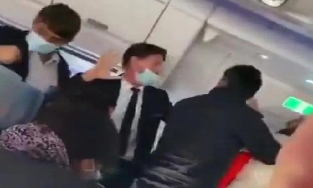 “Ανώμαλη” προσγείωση: Επιβάτης αεροπλάνου επιτέθηκε με άσεμνα σχόλια για τον Ιησού (ΒΙΝΤΕΟ)